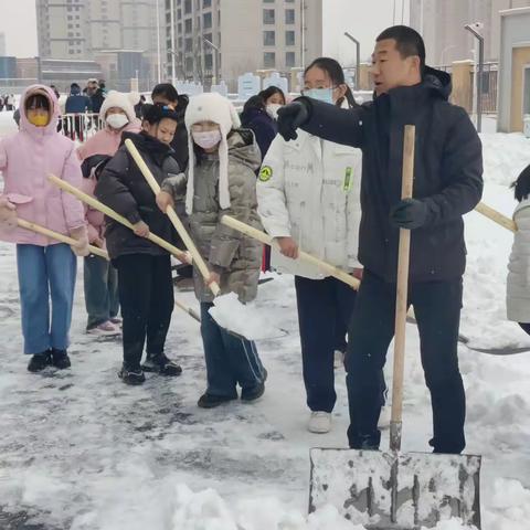 银装素裹装扮魅力秋实，为了保障师生出行安全,让孩子健康快乐成长，秋实师生开展“爱校园，清冰雪”活动。