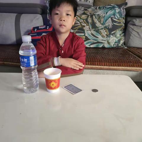 大家好我是一八班的周俊浩，今天我是实验是 《不掉落的硬币》