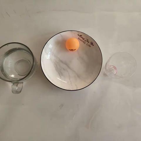 大家好我是实验小学一年级（8）班的周俊浩今天的小实验是《会跳舞的乒乓球》