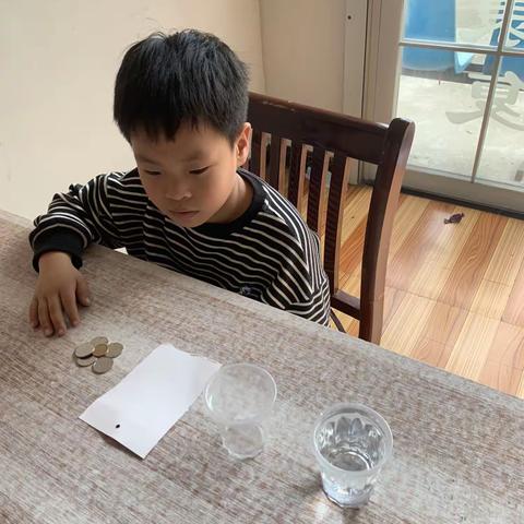 大家好，我是实验小学一年级六班的陈亦乐，今天要做的实验是《不会落下来的硬币》