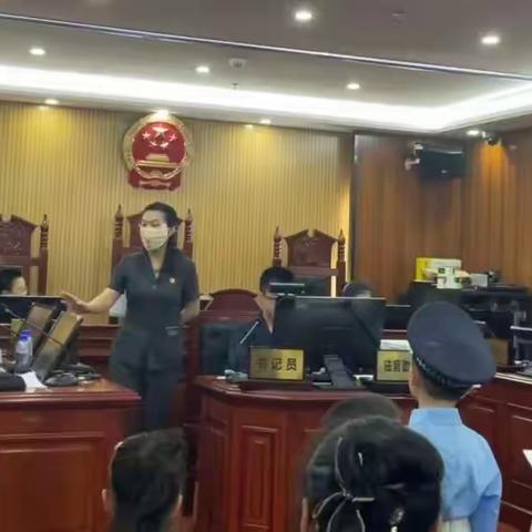 争做小法官，做知法守法懂法小公民