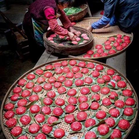 乡音乡味 延千年 ，非遗传承印心间； 莆仙美食巧手制 ，妈祖面鲜红团甜；