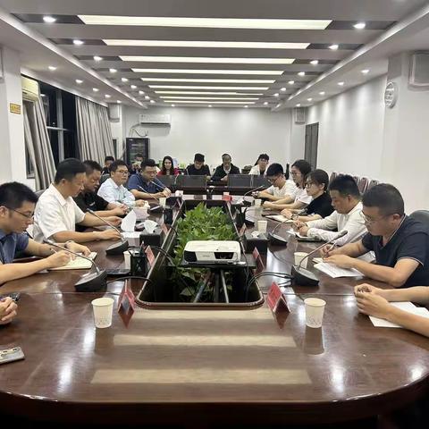 区政府办召开党组（扩大）会议迅速传达全区领导干部大会精神