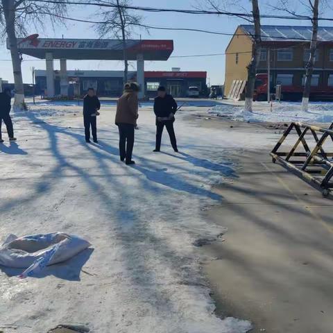 安陵镇中学领导班子为学生能安全返校，对校园🏫内外进行铲雪