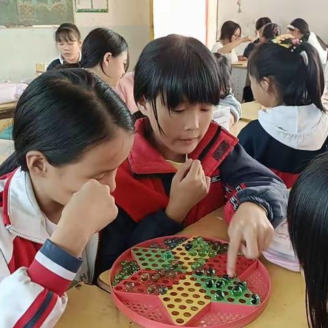 “以棋会友，乐在棋中”庄湾中心小学青春期教育实践活动展示