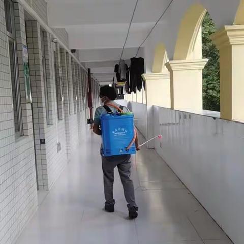 预防流感病毒，筑牢健康防线——白石镇卓文小学开展学生宿舍消毒，保障学生健康。