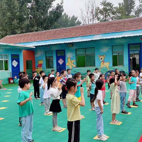 愿时光缓慢且温柔❤️ 孩子们你只管尽情得玩耍🎈 老师负责给你们留下最美的瞬间🤔 游戏 是对孩子 🤗 自主 是孩子 对美好世界的选择👍 合作 是孩子之间最温和的交流🎉