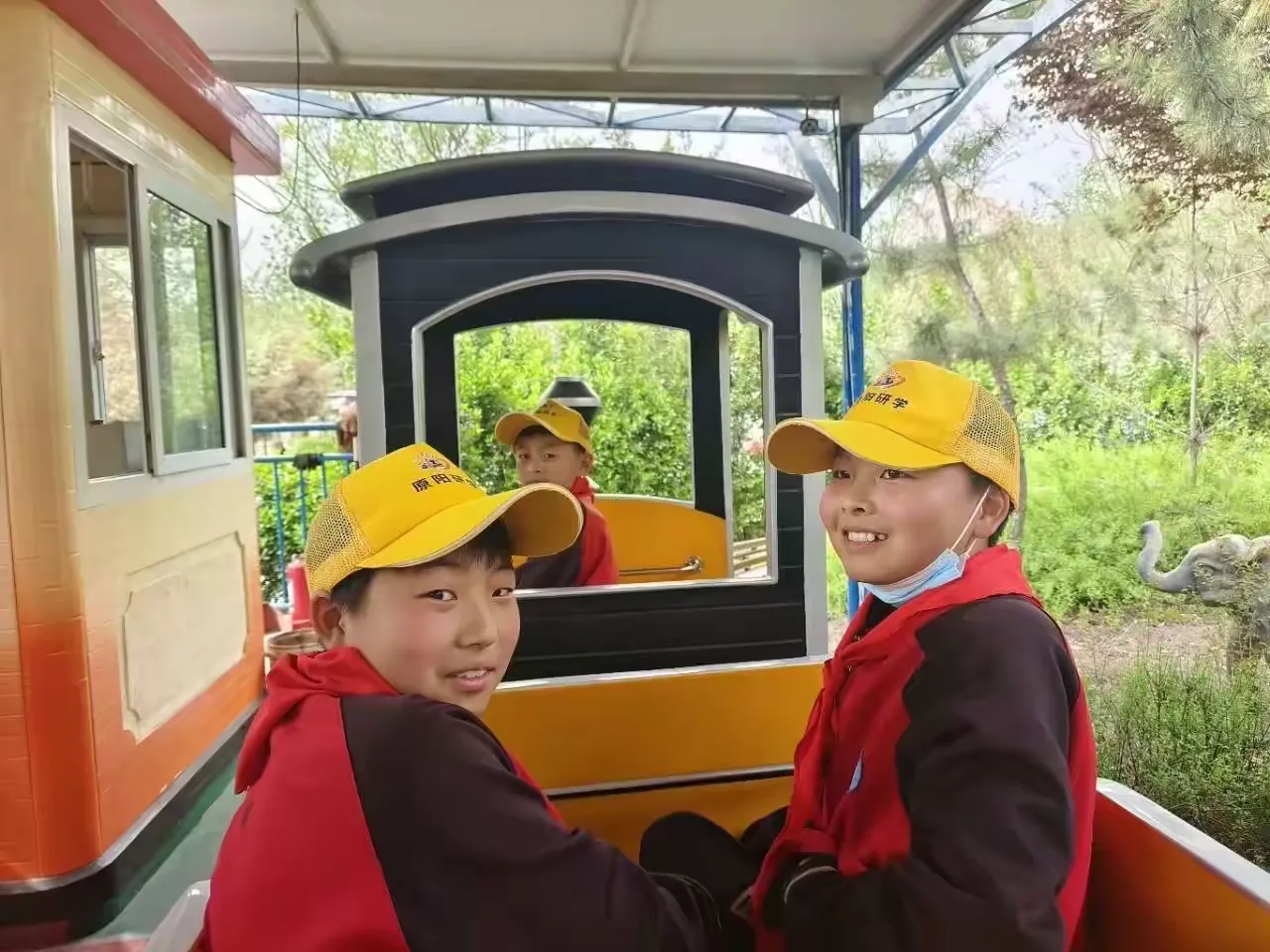 简篇-研学旅行促成长,最美风景在路上——桥头小学开展以“探索动物世界,传承红色经典”为主题的研学实践活动