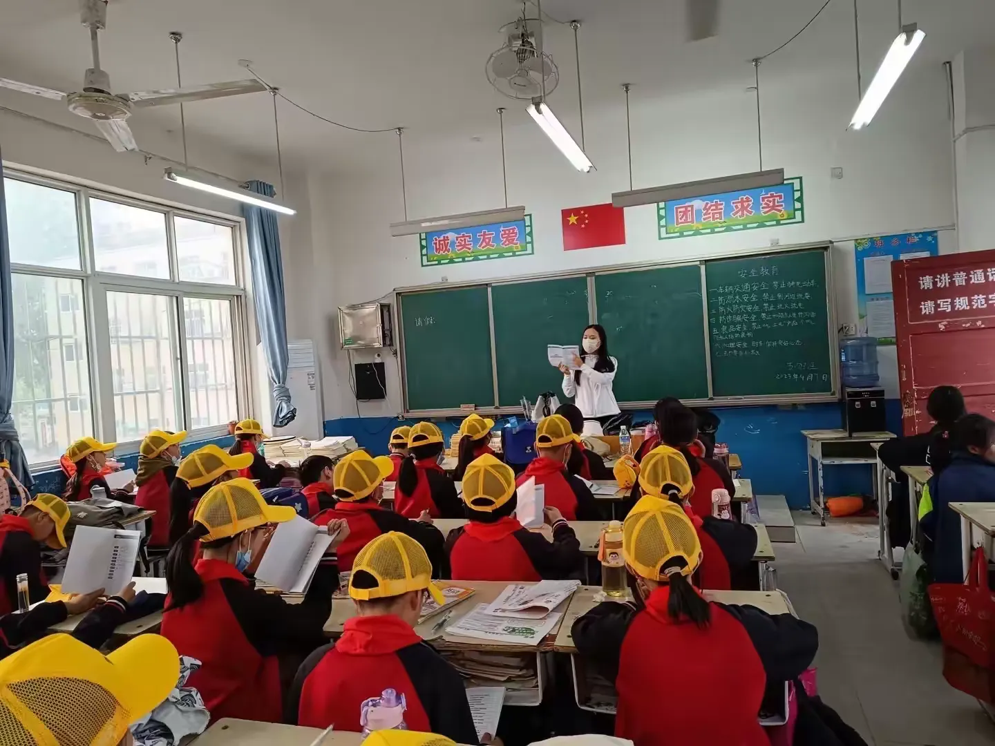 简篇-研学旅行促成长,最美风景在路上——桥头小学开展以“探索动物世界,传承红色经典”为主题的研学实践活动
