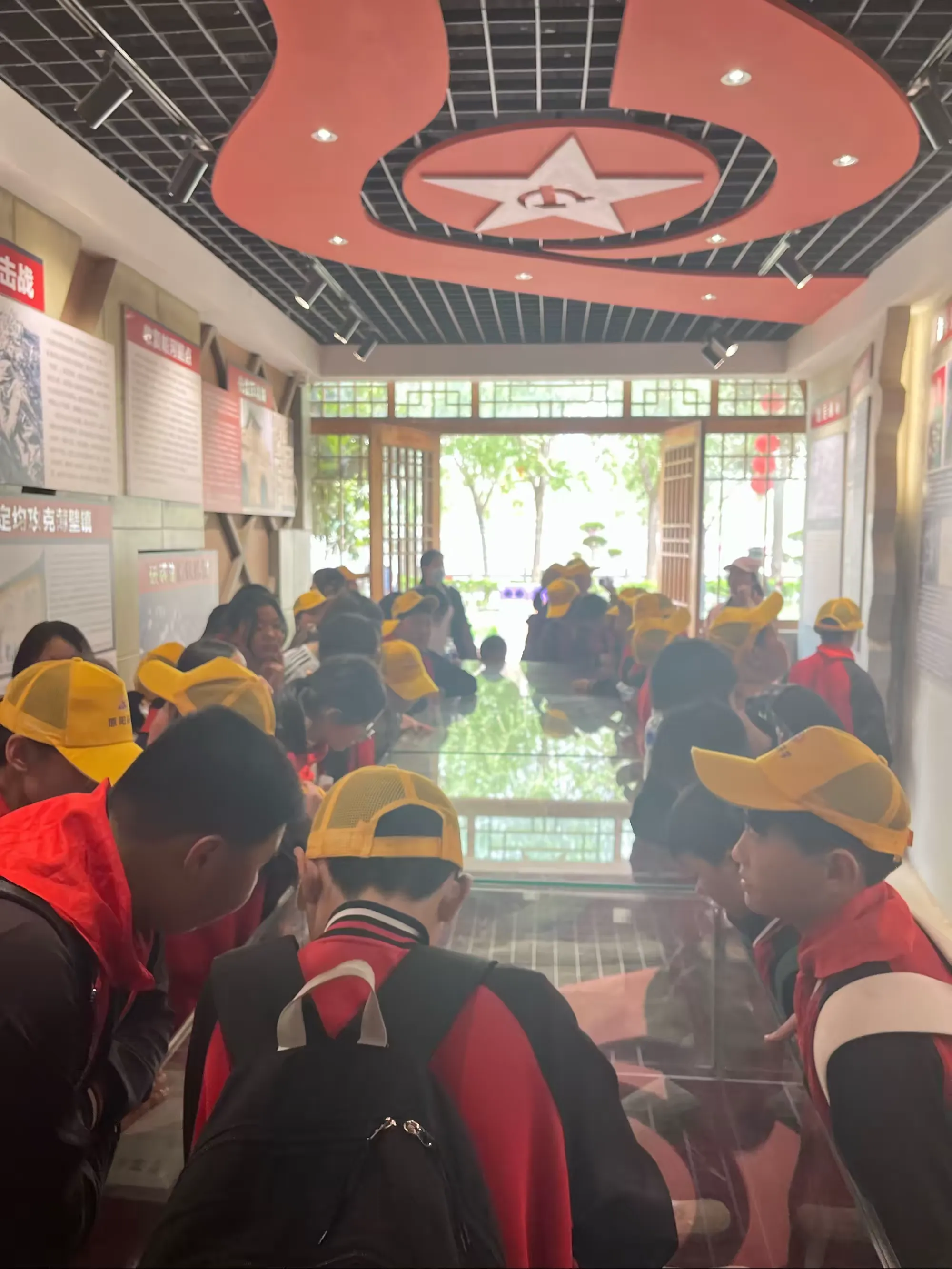 简篇-研学旅行促成长,最美风景在路上——桥头小学开展以“探索动物世界,传承红色经典”为主题的研学实践活动