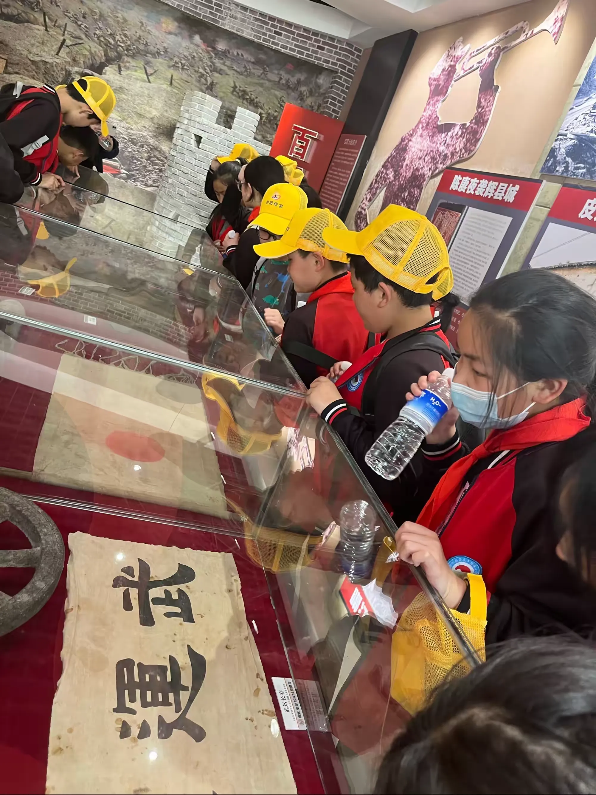简篇-研学旅行促成长,最美风景在路上——桥头小学开展以“探索动物世界,传承红色经典”为主题的研学实践活动