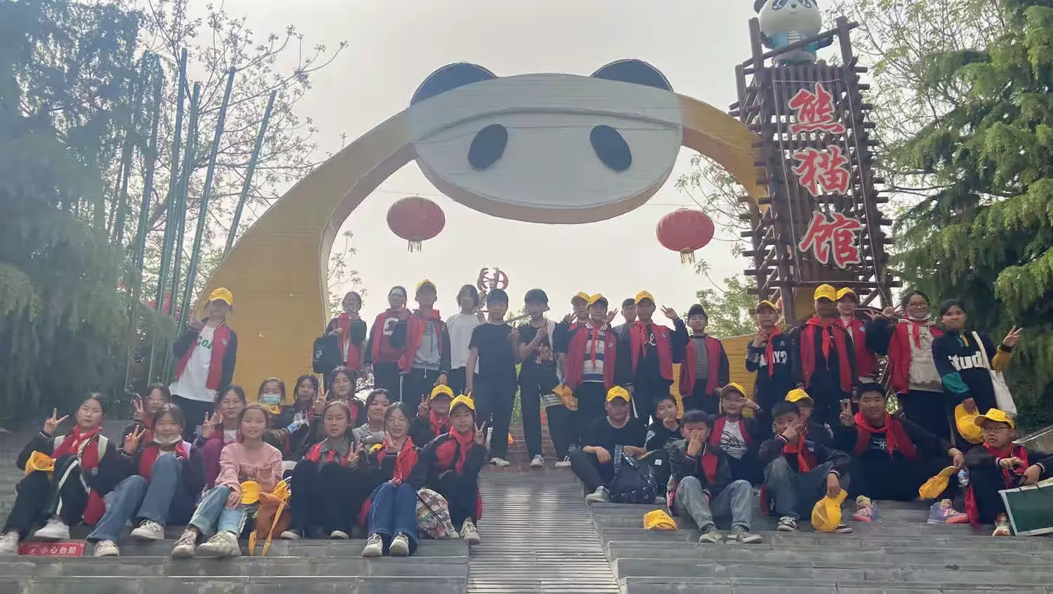简篇-研学旅行促成长,最美风景在路上——桥头小学开展以“探索动物世界,传承红色经典”为主题的研学实践活动