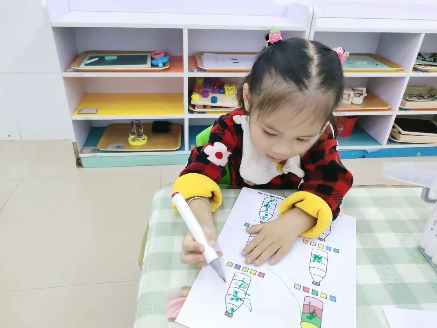 简篇-巧手趣涂鸦,约绘漫时光——万宁市三更罗镇中心幼儿园2023年秋季小班组第十周绘画活动简报