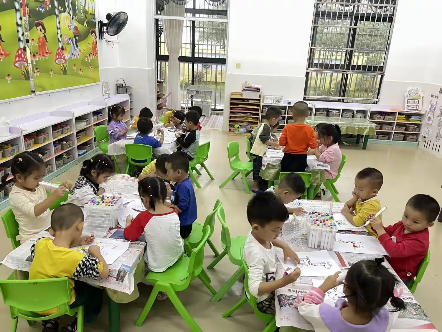 简篇-巧手趣涂鸦,约绘漫时光——万宁市三更罗镇中心幼儿园2023年秋季小班组第十周绘画活动简报