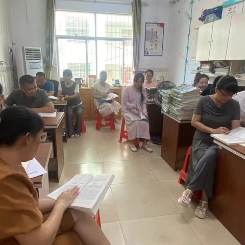 澄迈县实验小学中年级教师学习《科学义务教育课程标准2022年课例式解读》科学读书交流活动
