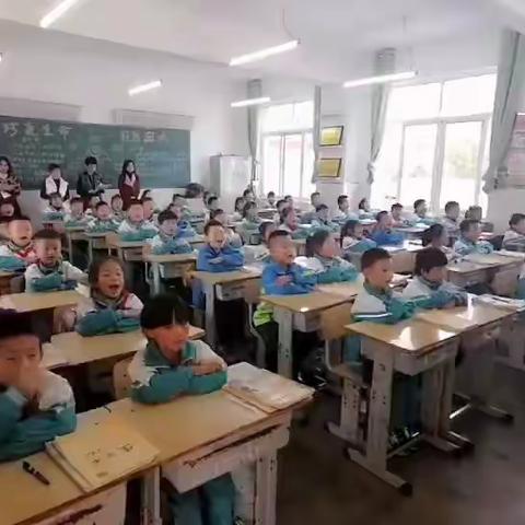 成县西关小学二年级（5）班课前准备。