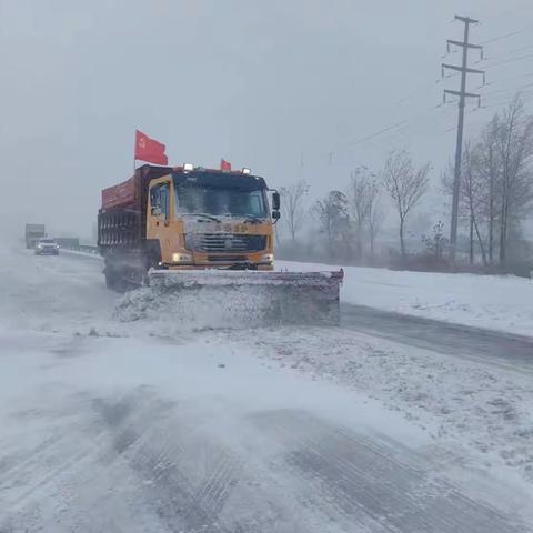 迎战暴风雪，交通人始终坚守在路上