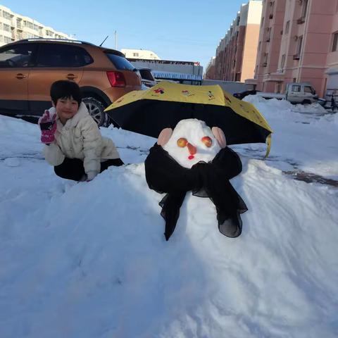 雪天停课，看看小朋友们在家如何愉快玩雪吧！