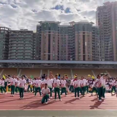 运动赛场乐拼搏，绿翠健儿展风采——绿翠现代中学九年级17班运动会通讯稿