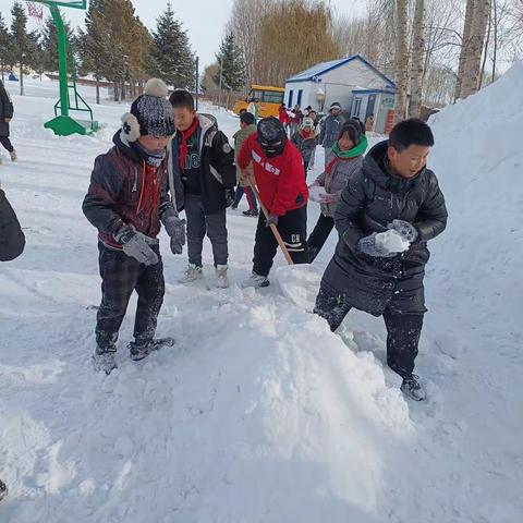 哈达山镇中心小学冰雪节系列活动之创意堆雪人活动