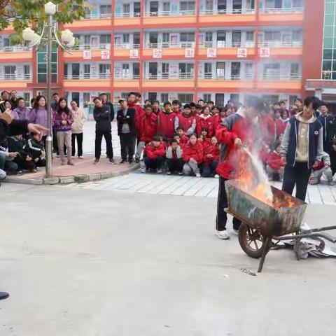 灵宝市秦岭学校:校园灭火实战演练 提升消防安全意识