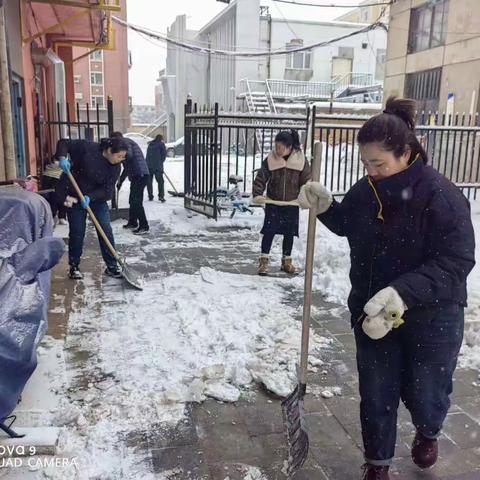黄土坑街国测社区包保单位四平日报社清雪活动