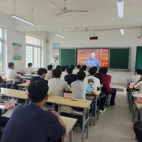 铭记历史，缅怀先烈，铿锵步伐声激荡青春报国志——暨徐州经济技术开发区工业学校机电工程部组织学生观看抗战胜利80周年阅兵