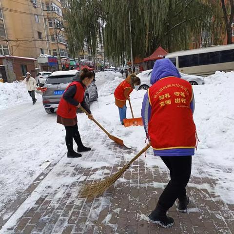 清扫积雪便民行 暖心群众我先行