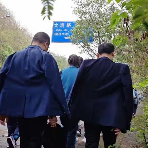 春路雨添花，花动一山春色