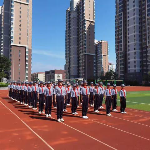 【六中  王琰浩】第五天军训结束了，同学们一起都特别的棒👍🏻