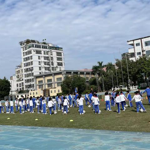 小学体育课 《足球运球过杆射门》