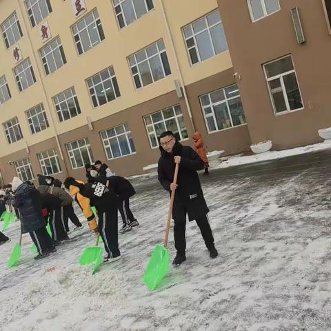 风雪弥漫处 扫雪情意浓（——呼兰区东方红小学校铲雪除冰活动)