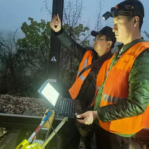 【侯工最美】周富：以实干为笔，书写奋斗华章。