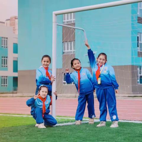 阿图什市第五小学“微光剪影 定格五小”摄影展活动