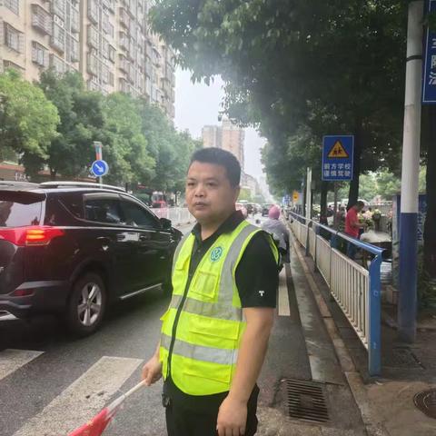 家校携手，为爱“站岗” ——南洞庭实验小学2208班护学岗执勤