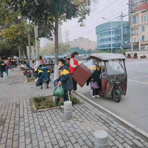 家长志愿者，最美护航人