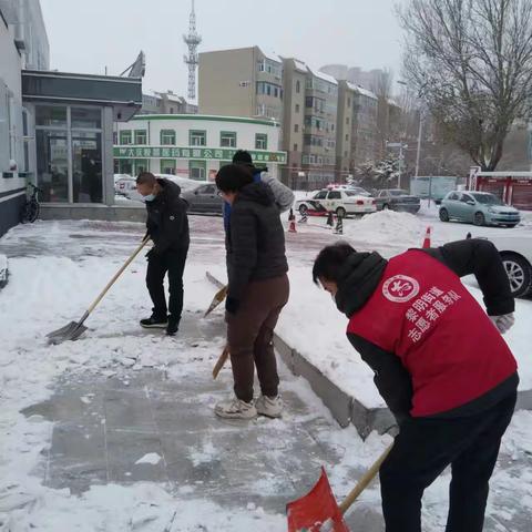 黎明社区居委会以雪为令，闻令而动。