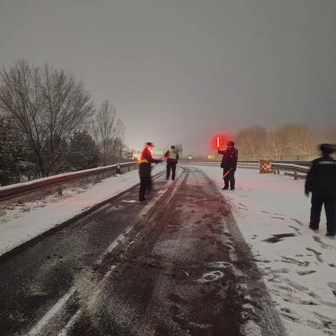 筑牢雪天道路交通安全防线