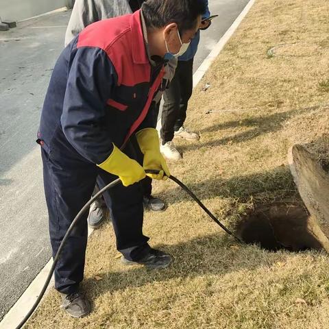 楼上楼下各位邻居，请文明使用下水管道，谨防堵塞！