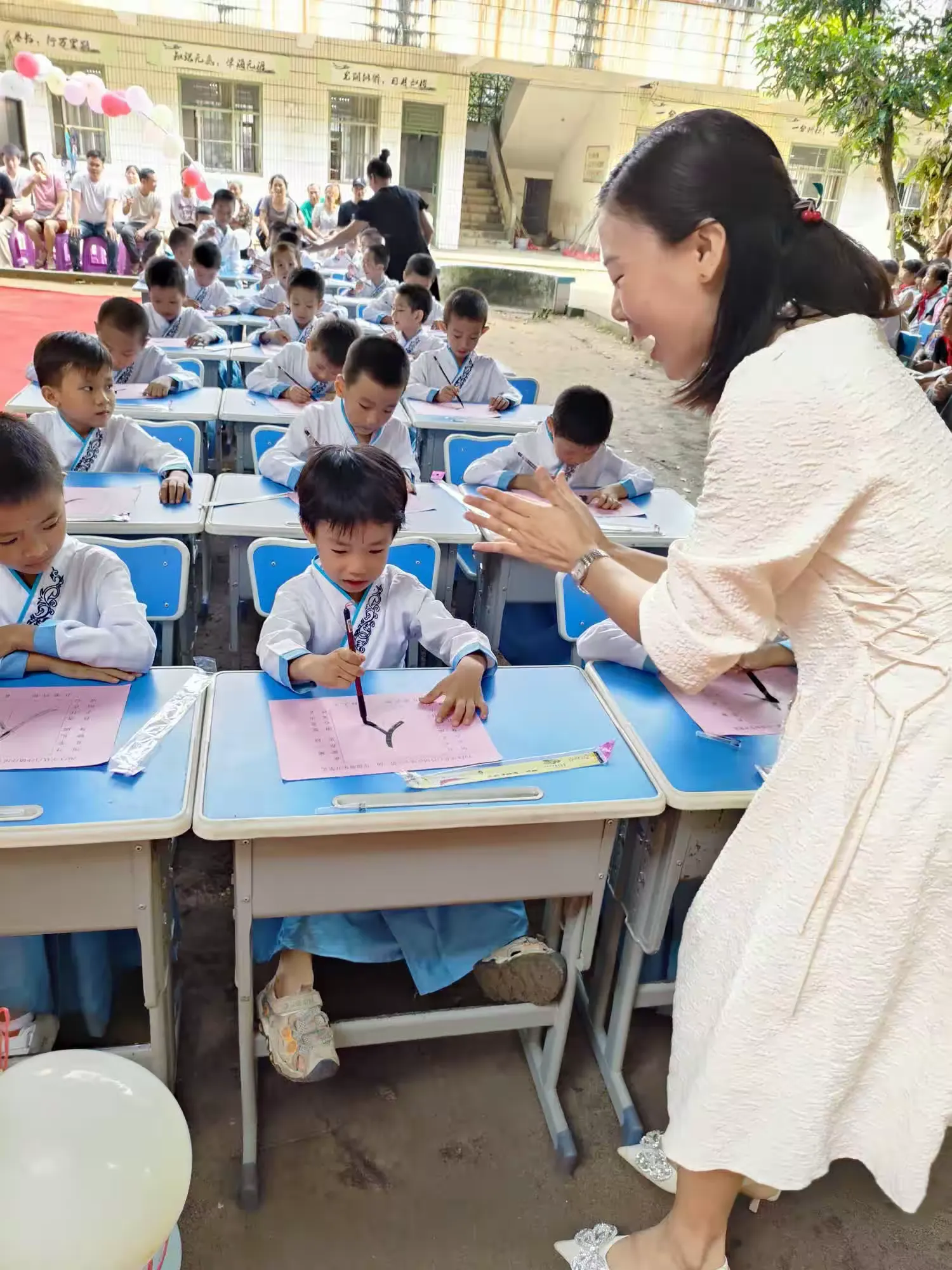 简篇-开笔启智,礼润人生——沙尾小学一年级开笔礼