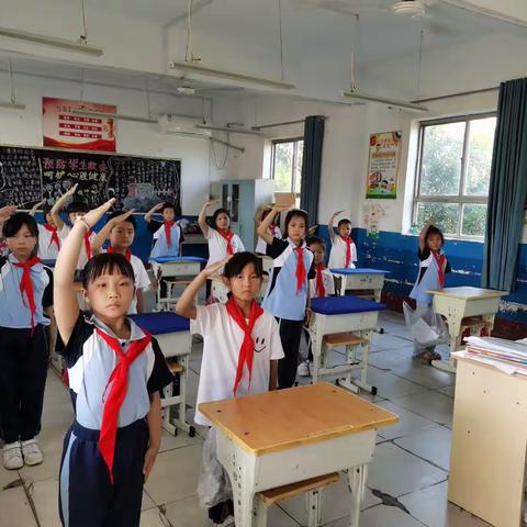一年级新队员学习佩戴红领巾