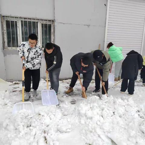 大雪满校园 扫雪暖人心