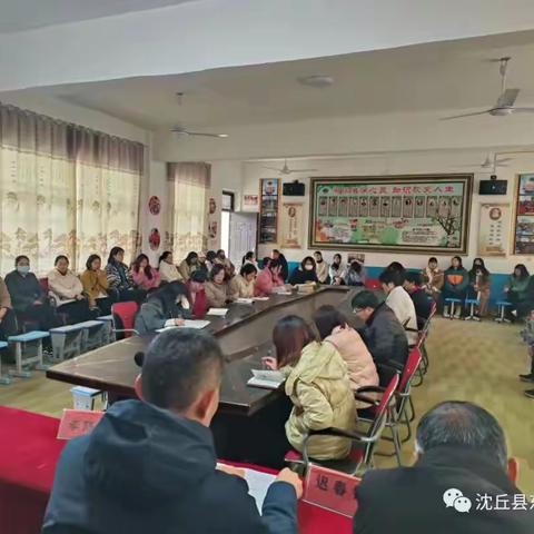 红花绿植满园栽   风送花香碟自来 --沈丘县东城回中开展五育并举：爱绿植绿护绿，美化清洁家园活动