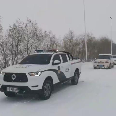 显真情 战冰雪|大雪封路“热线”求助 富锦高速交警警车带道保路畅通