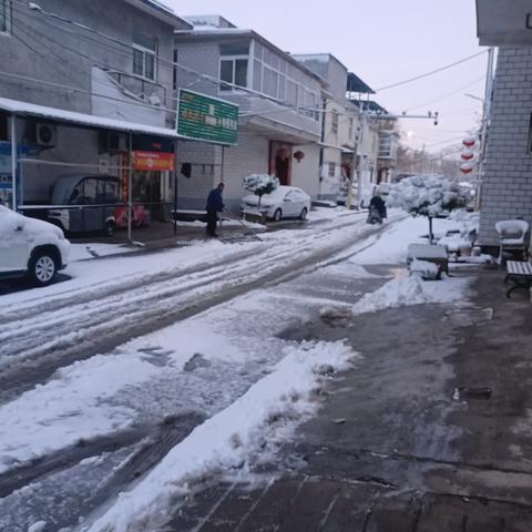 小杨庄村为了安全出行，男女老少带头铲雪暖人心
