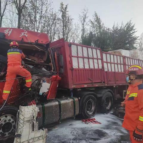 金茂九路消防救援站高速五车连撞紧急救援