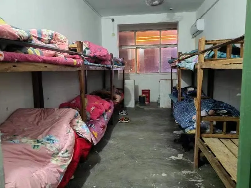 简篇-夜间消防演练 牢筑校园安全--叶县九龙中学开展夜间宿舍消防演练
