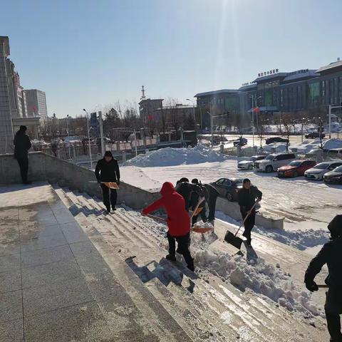 清除冰雪保畅通 为民扫出安全路