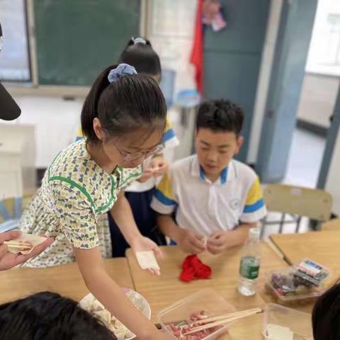 “热气腾腾的馄饨出锅啦”----紫微小学六（6）班巧手包馄饨活动。