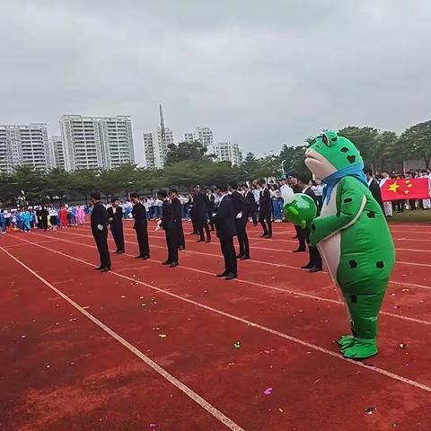 在我校运动会是一个友谊第一比赛第二的活动这是我们2224班的开幕式